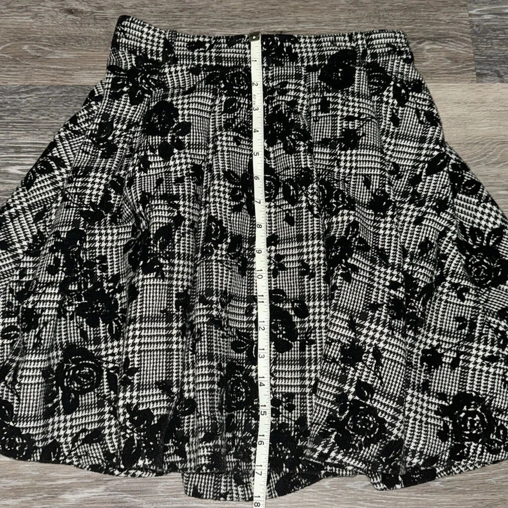 Black & Grey Tweed Plaid Skirt with Rose Pattern - Size Small